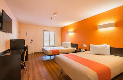 Savannah Hotel | Motel 6-Savannah, GA - Midtown