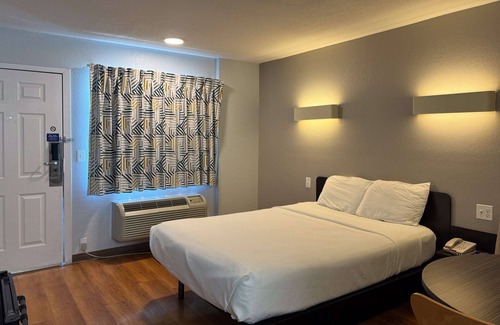 Simi Valley Hotel | Motel 6 Simi Valley, CA