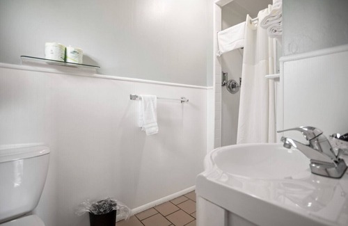 Wellsboro House | Motel King Suite | Ground Floor | 2 mi to Canyon