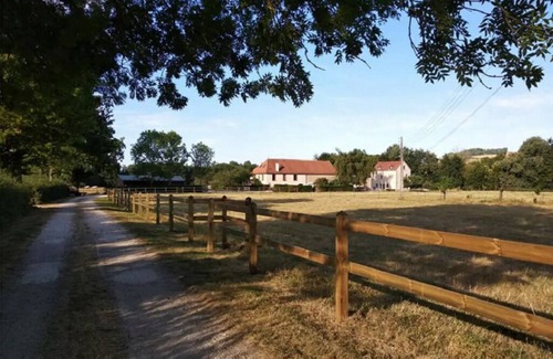Senailly House | Moulin Saint Jacques, quiet gîte with private pool
