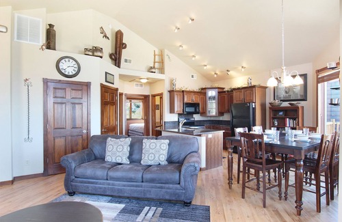 Estes Park Condo | Mount Chiquita 10A - 2 Br Condo with Private Hot Tub - Lake and Mountain Views