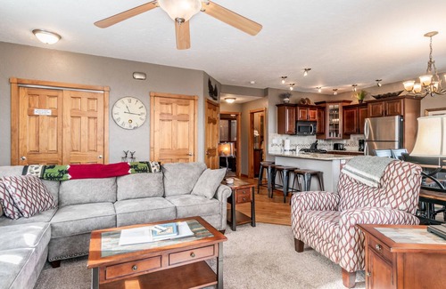 Estes Park Condo | Mount Cirrus 10B - 2 Br Condo with Private Hot Tub - Mountain Views