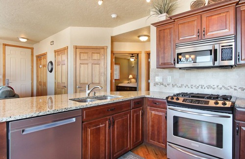 Estes Park Condo | Mount Cirrus 10B - 2 Br Condo with Private Hot Tub - Mountain Views