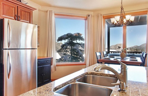 Estes Park Condo | Mount Cirrus 10B - 2 Br Condo with Private Hot Tub - Mountain Views