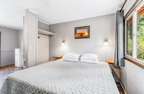 Quilcene House | Mount Olympus Suite, Room 9 at Mount Walker Inn