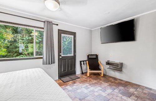 Quilcene House | Mount Olympus Suite, Room 9 at Mount Walker Inn
