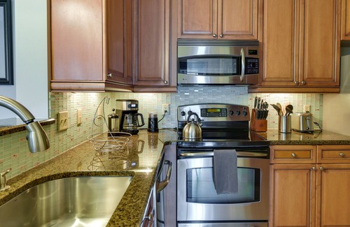 Seaside Farms Condo | Mount Pleasant Condo w/Pool & Bikes: Near Beach!