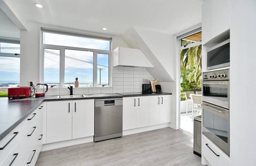 Mount Pleasant House | Mount Pleasant Ocean Views 3 bedroom with bathtub