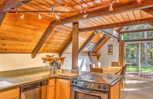 Enumclaw House | Mount Rainier. Skiing, Hiking. Local Festivals.