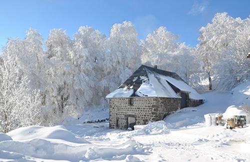 Besse-et-Saint-Anastaise House | Mountain house for rent in a private estate - sleeps 6