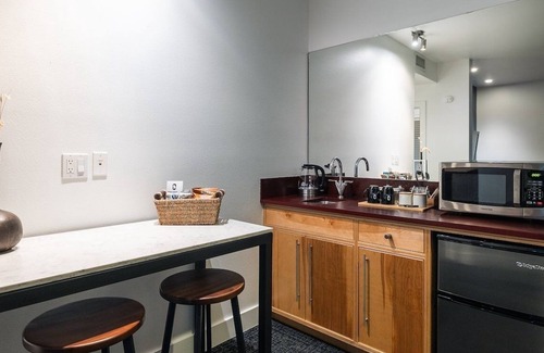 Truckee Hotel | Mountain Ambience Stay Perfect for Skiing Enthusiasts with Heated Hot Tub