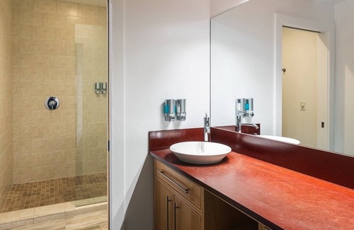 Truckee Hotel | Mountain Ambience Stay Perfect for Skiing Enthusiasts with Heated Hot Tub