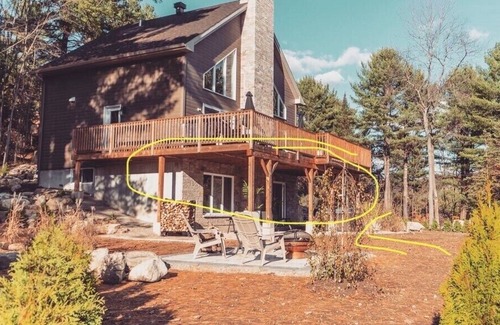 Saint-Calixte House | Mountain and lake view Guest Suite with Spa