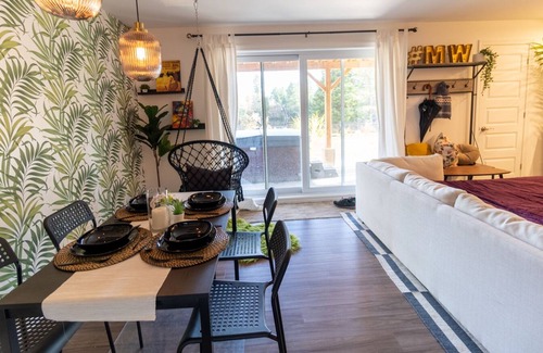 Saint-Calixte House | Mountain and lake view Guest Suite with Spa