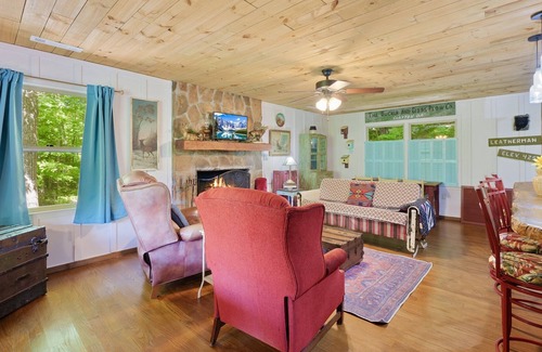 Tiger Cabin | Mountain Bliss-Game & Theater Rm, Fire Pit, Pets , Fiber WiFi