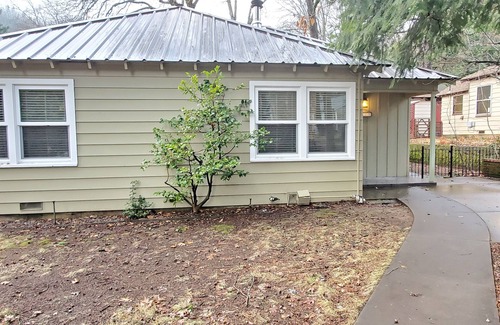 Dunsmuir House | Mountain Bungalow, tall pines, deck, in town.