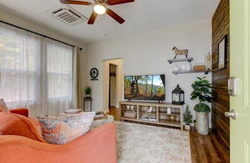 Hot Springs House | Mountain Bungalow-Walk to Downtown/Biker's Dream!