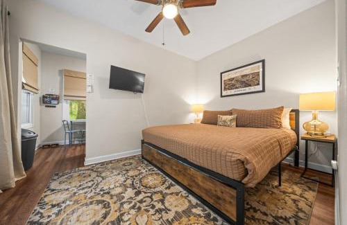 Hot Springs House | Mountain Bungalow-Walk to Downtown/Biker's Dream!