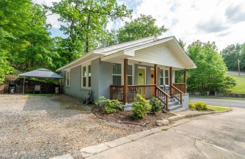 Hot Springs House | Mountain Bungalow-Walk to Downtown/Biker's Dream!