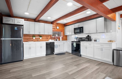 Long Pond Cabin | Mountain Cabin on Ash : Hot Tub/Billiards/Game Room/Fire Pit/Gym Equipment
