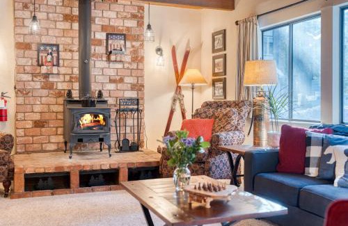 Donner Lake Woods House | Mountain Cabin w Fireplace Balcony Easy Ski Access Bear Americana