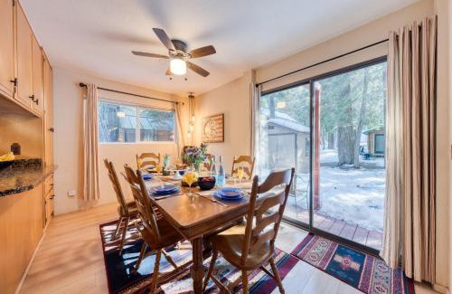 Donner Lake Woods House | Mountain Cabin w Fireplace Balcony Easy Ski Access Bear Americana