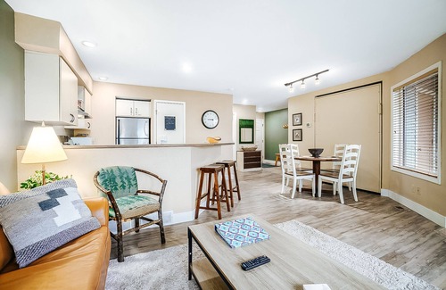 Thompsonville Condo | Mountain Condo with Dining and Activities - Walk to Lifts and Golf