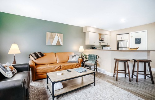 Thompsonville Condo | Mountain Condo with Dining and Activities - Walk to Lifts and Golf