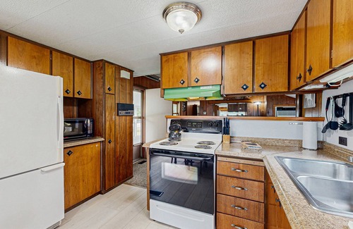 Lincoln Cottage | Mountain cottage with private chimnea, W/D, off-site amenities - great location