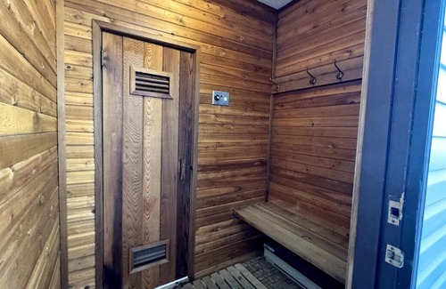 East Kootenay Apartment | Mountain Edge Resort Inn by StayIn