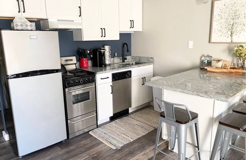 Lincoln Condo | Mountain getaway!Remodeled 1 bedroom,Pool, hot tub