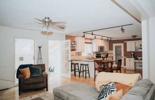Ridgecrest Cottage | Mountain getaway in Black Mtn/Close to Asheville - PET FRIENDLY