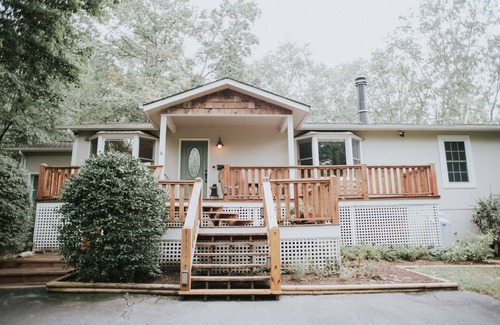 Ridgecrest Cottage | Mountain getaway in Black Mtn/Close to Asheville - PET FRIENDLY