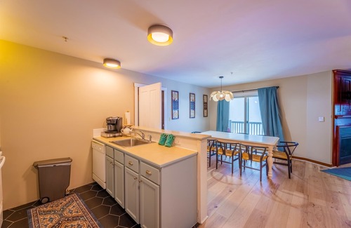 Snowshoe Apartment | Mountain Haven 2BR| Ski-In/Ski-Out | Sleeps 10