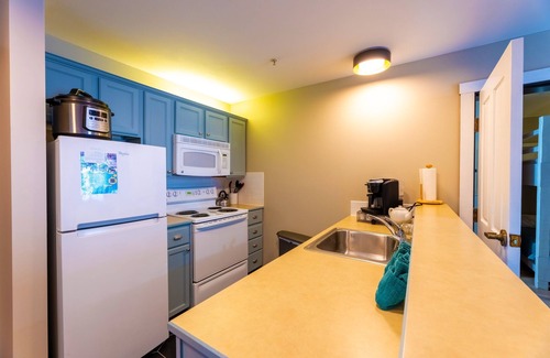 Snowshoe Apartment | Mountain Haven 2BR| Ski-In/Ski-Out | Sleeps 10