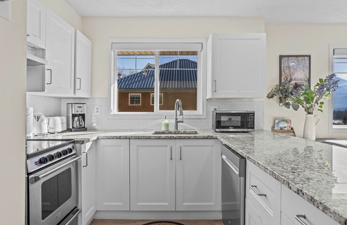 Harvie Heights House | Mountain Hideaway- hot tub, free parking, view, 2BR, sleeps 8 -B212