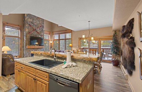 Lakeside Village House | MOUNTAIN HOLIDAY SPECIAL: Book 3 nights during holidays and wave cleaning fee.