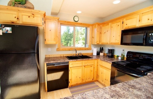 Klamath Falls Cabin | Mountain Home near Lake of the Woods, Ashland and 1 hour to Crater Lake