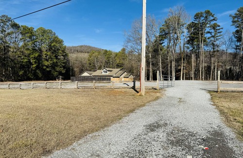 Scottsboro House | Mountain Lakes Lodge - Sleeps 11, 2 King beds, 3 Double Beds, Futon, 3 Bathrooms