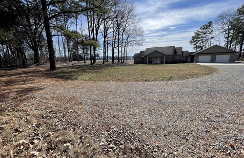 Scottsboro House | Mountain Lakes Lodge - Sleeps 11, 2 King beds, 3 Double Beds, Futon, 3 Bathrooms