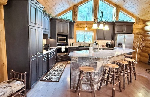Mattawana Cabin | Mountain lodge in central PA, with Wi-Fi, a heated pool and hot tub.