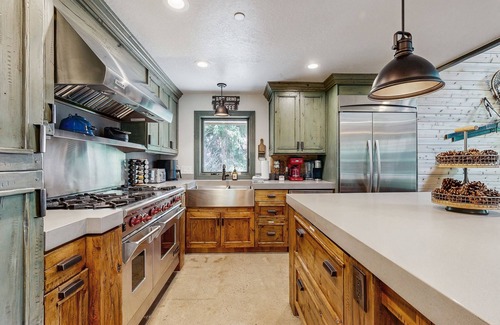 Salt Lake Mountain Resorts Cabin | Mountain lodge with hot tub, game room, and home theater