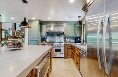 Salt Lake Mountain Resorts Cabin | Mountain lodge with hot tub, game room, and home theater