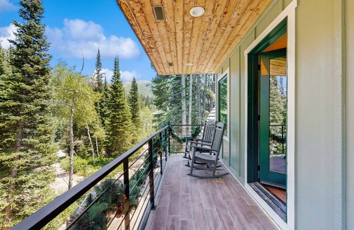 Salt Lake Mountain Resorts Cabin | Mountain lodge with hot tub, game room, and home theater