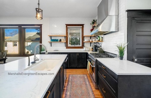 Sandy House | Mountain Manor in Sandy| HotTub |3KingBeds| MtHood