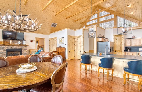 Maggie Valley Cabin | Mountain Memories Lodge, Views, Hot Tub, Pet Friendly, New Build, Two Masters