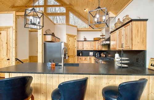 Maggie Valley Cabin | Mountain Memories Lodge, Views, Hot Tub, Pet Friendly, New Build, Two Masters
