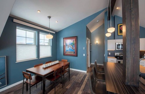 Victor House | Mountain Modern - Walk to everything (sleeps 8)
