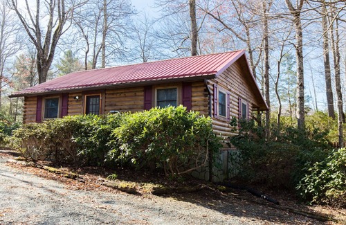 Blowing Rock House | Mountain Muse 1BR/1BA Log Cabin near Blowing Rock