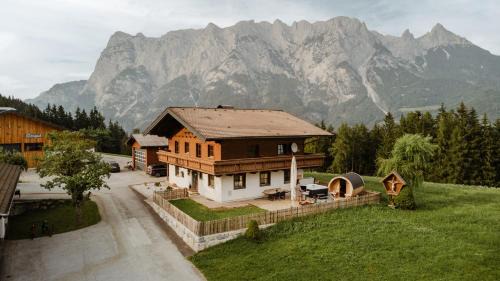 Werfen Ski Chalet | Mountain Residence Riesgut - Sound of Music - 6 Rooms for Family & Friends